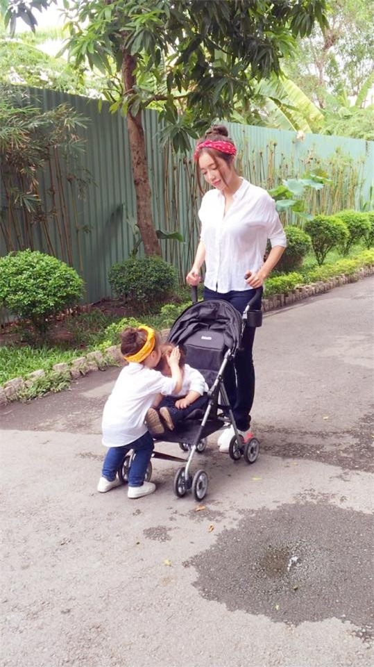 Cả ba mẹ con cùng nhau đi dạo và đùa giỡn.