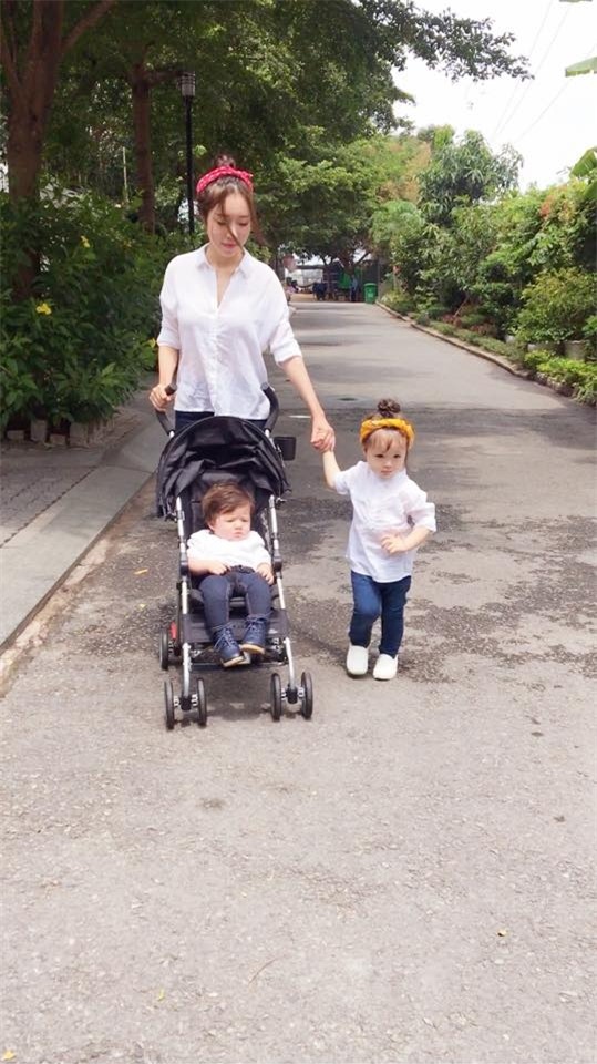 Tất bật với công việc là vậy nhưng Elly Trần vẫn cố gắng dành thời gian chăm sóc hai thiên thần nhỏ. Cô luôn tự tay nấu nướng, tắm rửa và chơi đùa cùng các con.