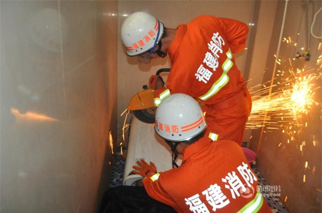 Máy giặt nuốt người tại Trung Quốc : Thò đầu kiểm tra máy giặt, bị hút luôn vào trong rút mãi không ra - Ảnh 4.