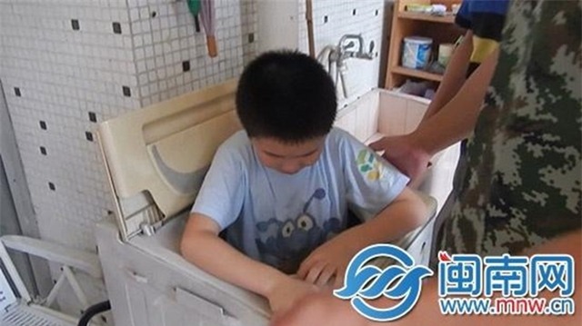 Máy giặt nuốt người tại Trung Quốc : Thò đầu kiểm tra máy giặt, bị hút luôn vào trong rút mãi không ra - Ảnh 8.
