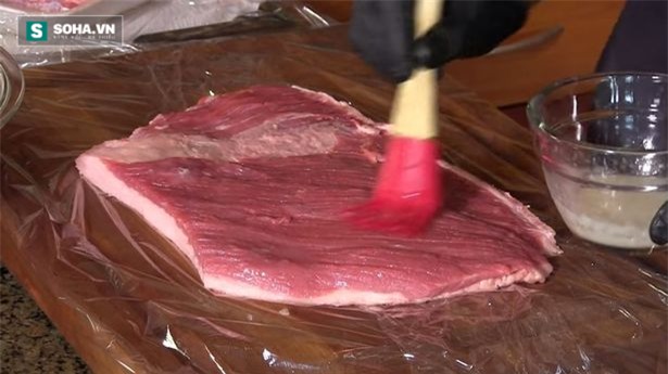 Bóc mẽ chiêu thức làm thịt bít tết từ những miếng thịt vụn - Ảnh 1.