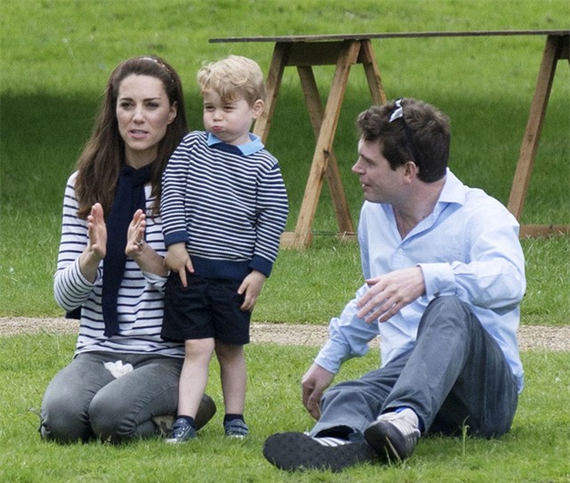 Hoàng tử nhí nước Anh lớn như thổi trong lần xuất hiện mới nhất - Ảnh 1.