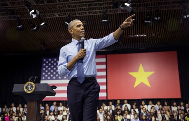 
Ngọc Tú, Xuân Lộc và Ngọc Ngân là 3 bạn trẻ Việt được Tổng thống Obama nêu gương trong buổi gặp mặt hôm 25/5 tại TPHCM. (ảnh: NYT)
