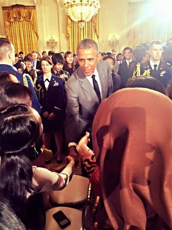 
Ngân bắt tay Tổng thống Obama ở lần gặp đầu tiên vào tháng 6/2015 tại Nhà Trắng.
