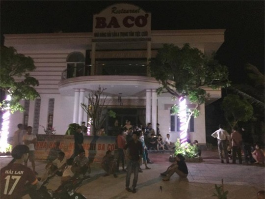 Người nhà nạn nhân vây nhà hàng yêu cầu có trách nhiệm với sự cố đau lòng đã xảy ra Ảnh: facebook