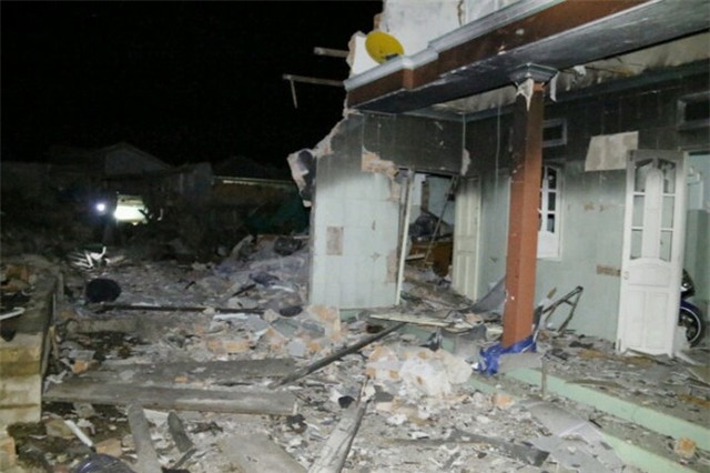 [NÓNG] Nổ lớn ở đảo Phú Quý, nhà sập, nhiều người bị thương - Ảnh 2.