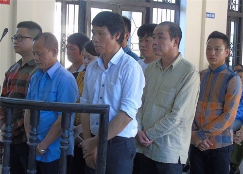 Con gái Minh Sâm nức nở xin tòa giảm tội cho bố - Ảnh 1.