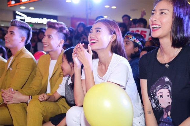 Ha Vi, Ngo Thanh Van quay tung trong le hoi 1/6 hinh anh 9