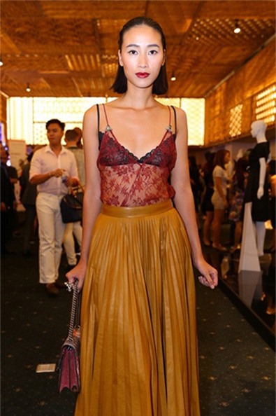 Mặc dù diện đồ hiệu nhưng Trang Khiếu không được đánh giá cao với sự phá cách khi chọn áo lót đen không hề liên quan.