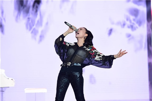 Cô cũng kịp thời xin lỗi khán giả về sự cố không mong muốn.