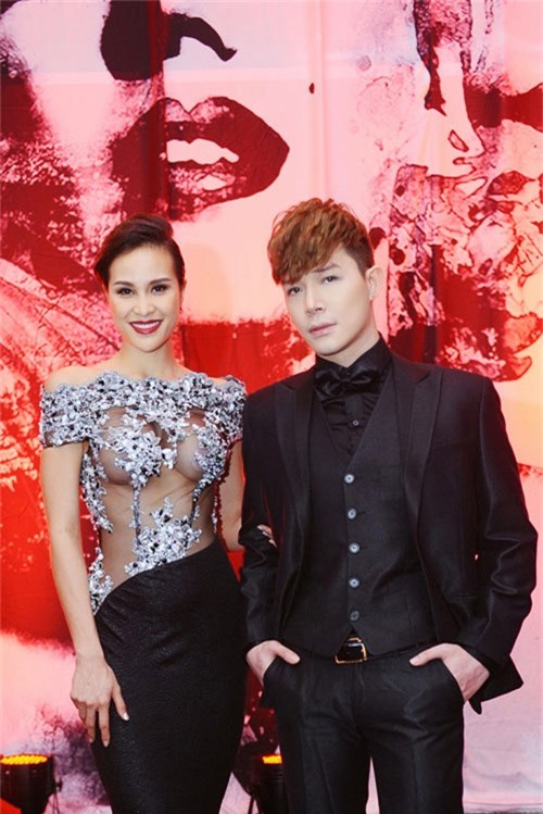 Trong một sự kiện tại Hội An, siêu mẫu Phương Mai đã chọn chiếc váy của NTK Hoàng Minh Hà, cô bị đánh giá phản cảm khi "bỏ quên nội y". 