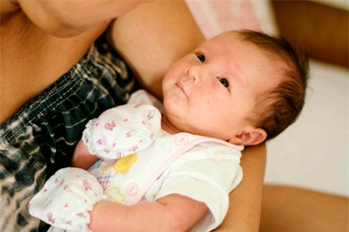 phuong vy khoe anh can mat con gai 1 thang tuoi - 2