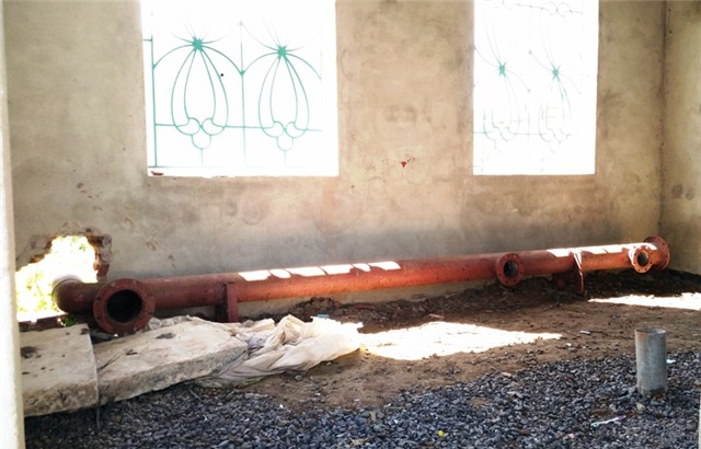 Bên trong nhà điều hành gạch đá ngổn ngang như nhà hoang. Công trình cha chung không ai khóc này khiến người dân địa phương chán ngán.