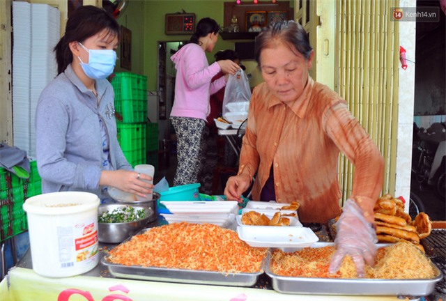 Vã mồ hôi đi mua bánh mì nướng muối ớt đang gây sốt ở Sài Gòn - Ảnh 2.