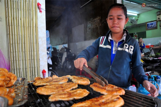 Vã mồ hôi đi mua bánh mì nướng muối ớt đang gây sốt ở Sài Gòn - Ảnh 4.