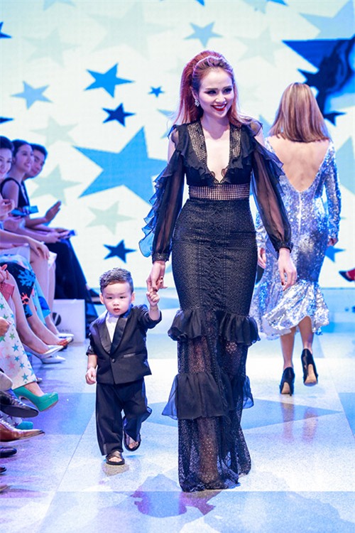 Sao Việt rộ mốt mang con lên sàn diễn thời trang - 1