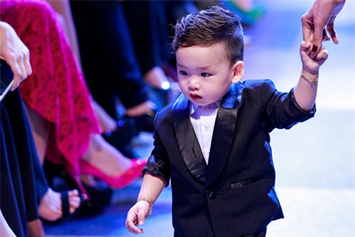 Sao Việt rộ mốt mang con lên sàn diễn thời trang - 2