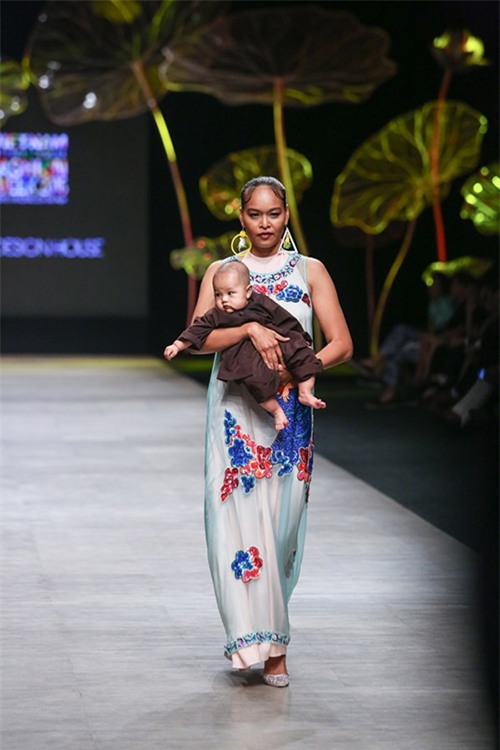 Sao Việt rộ mốt mang con lên sàn diễn thời trang - 8