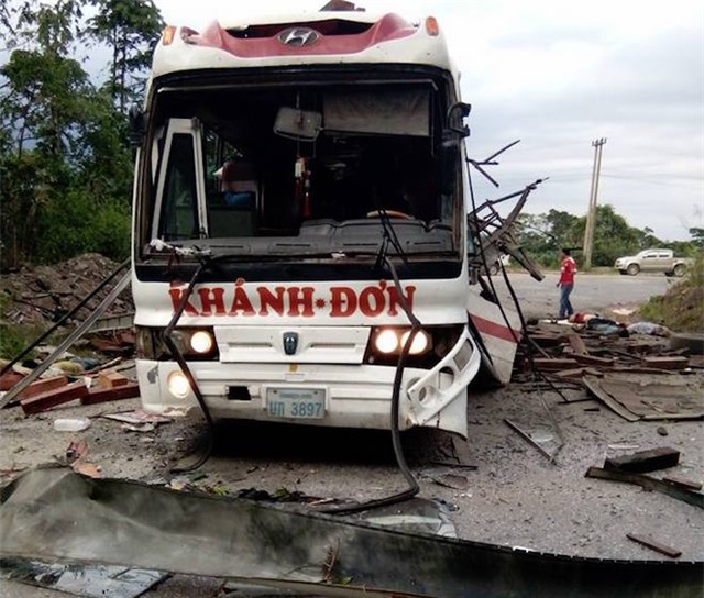 Đau đớn cảnh 8 chiếc quan tài ở hiện trường vụ xe khách nổ tung - Ảnh 11.