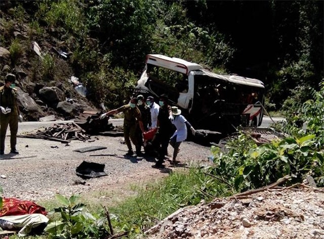 Đau đớn cảnh 8 chiếc quan tài ở hiện trường vụ xe khách nổ tung - Ảnh 2.