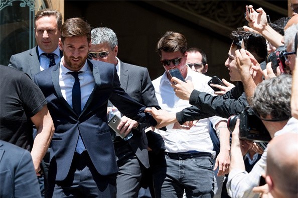 Messi mệt mỏi, dáo dác nhìn quanh khi phải hầu tòa vì trốn thuế - Ảnh 2.