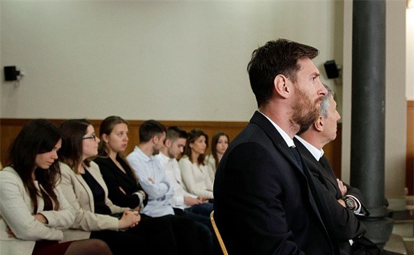 Messi mệt mỏi, dáo dác nhìn quanh khi phải hầu tòa vì trốn thuế - Ảnh 3.