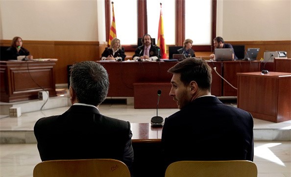 Messi mệt mỏi, dáo dác nhìn quanh khi phải hầu tòa vì trốn thuế - Ảnh 4.