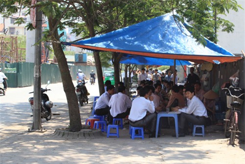 Nắng nóng kéo dài, trà đá vỉa hè, quán cà phê, cà phê vắng khách vì nắng nóng