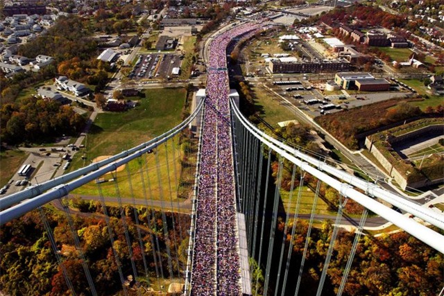 Nghẹt thở trước cảnh tượng 50.000 người chạy qua cây cầu nổi tiếng New York - Ảnh 4.