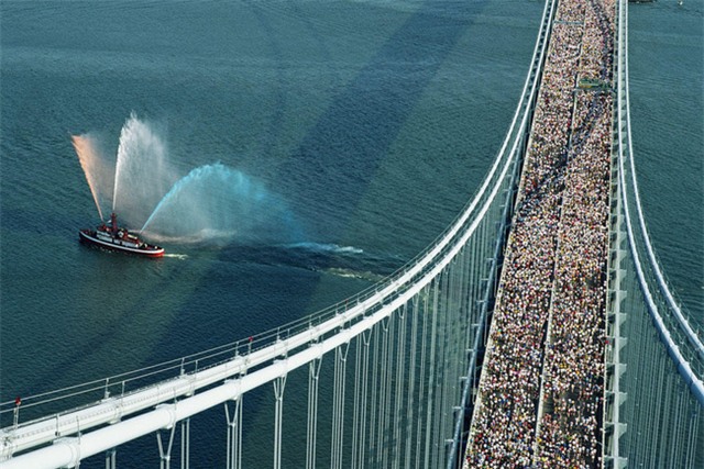 Nghẹt thở trước cảnh tượng 50.000 người chạy qua cây cầu nổi tiếng New York - Ảnh 6.