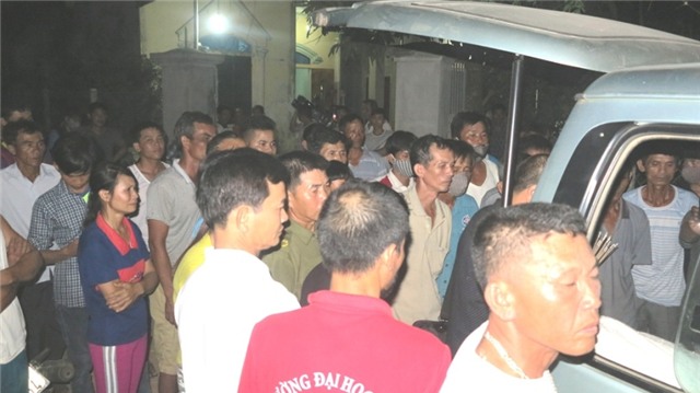 Khuya 2/6, xe chở thi thể các nạn nhân mới về đến quê nhà.