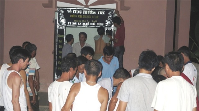 Bà con hàng xóm túc trực giúp gia đình các nạn nhân lo việc hậu sự, cả xóm nghèo thức trắng trong đêm đẫm nước mắt.