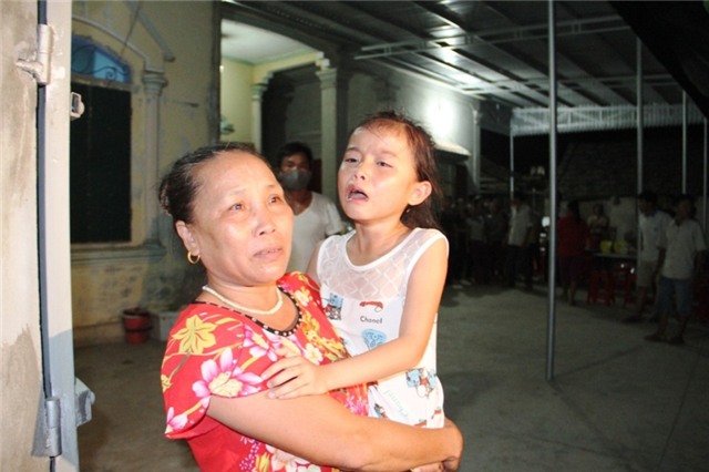 Đứa trẻ khóc gọi bố.