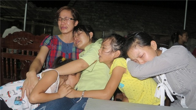 Những đứa con chưa kịp nhìn mặt cha lần cuối.