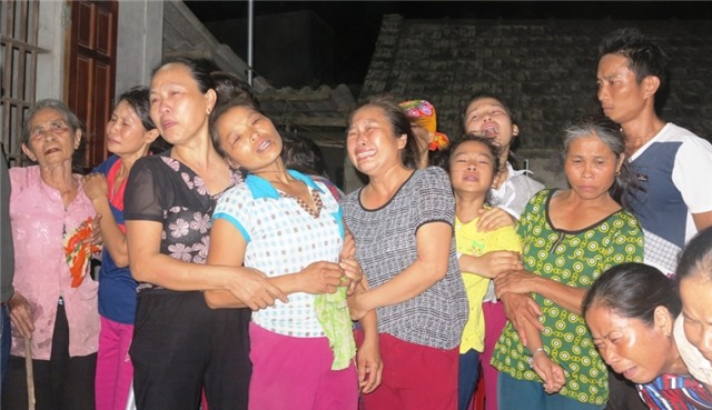 Người thân khóc ngất khi nhìn thấy xe đưa thi thể các nạn nhân xấu số về quê.