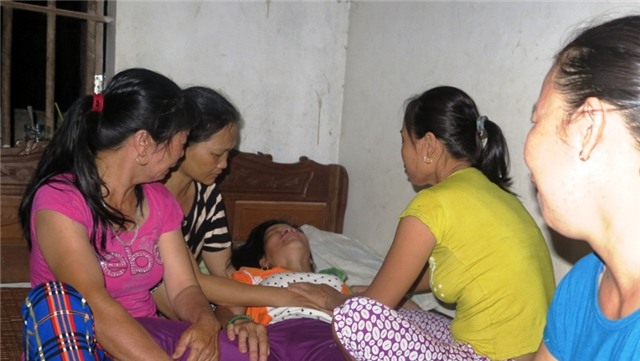 Những người thân phải thường xuyên túc trực chăm sóc cho chị Nguyễn Thị Luyện (SN 1975, vợ anh Hải) lúc nào cũng la hét gọi tên chồng.