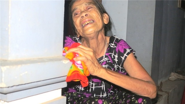 Mẹ già xót xa khi lá xanh rụng trước lá vàng.