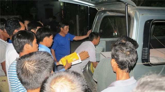 Khuya đêm 2/6, đoàn xe chở quan tài về quê nghèo.