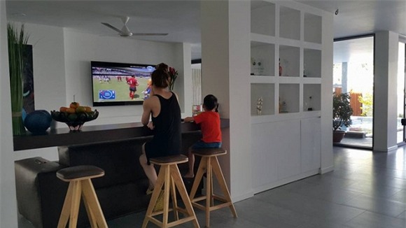 Cuộc sống giản dị trong biệt thự tiền tỷ của gia đình Hồ Ngọc Hà - Ảnh 1.