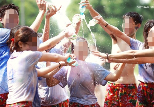 Hay là hình ảnh nhạy cảm như thế này.