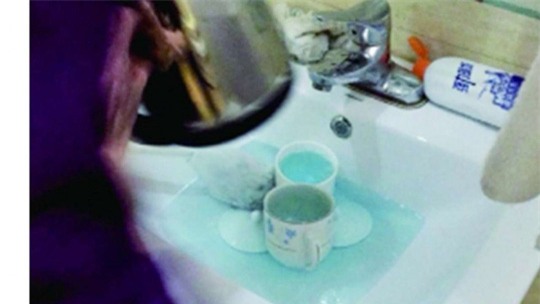  Ông Guan sốc nặng khi phát hiện nhân viên dọn dẹp dùng nước rửa và cọ bồn cầu để rửa tách trà. Ảnh: Chinanews.com 