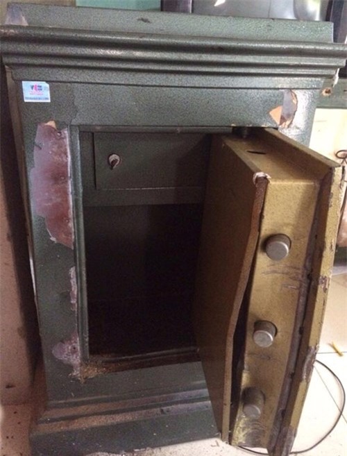 Kẻ trộm két sắt lên Facebook khoe lắm tiền - Ảnh 2.