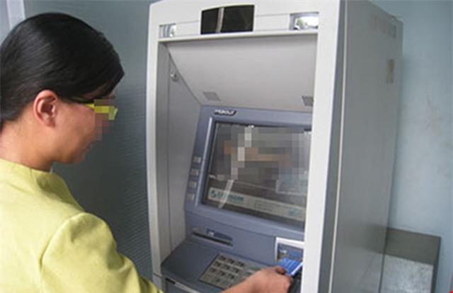 chục triệu, kẹt thẻ ATM, máy ATM, rút tiền, ngân hàng, chủ thẻ, mất phí