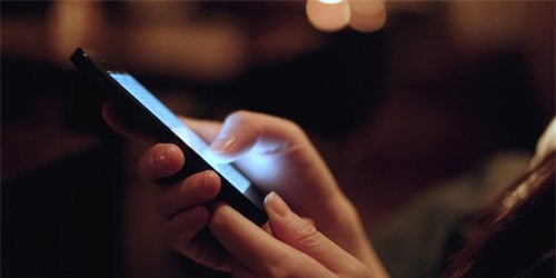 Ánh sáng xanh từ màn hình smartphone có thể gây "đại dịch" - 1