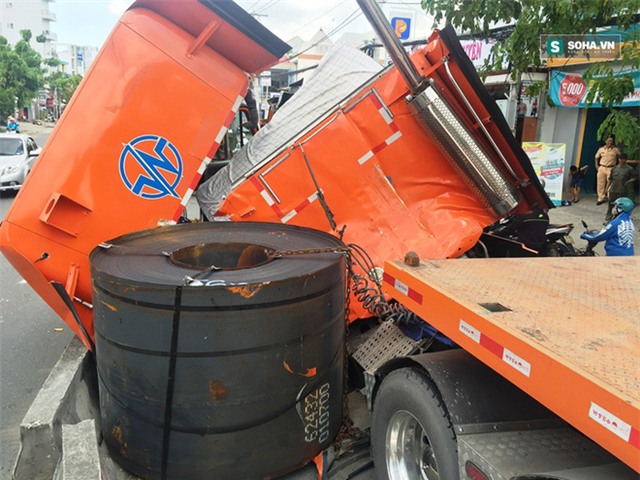 Hi hữu: Cuộn sắt đứt dây đè nát đầu xe container giữa đường - Ảnh 1.