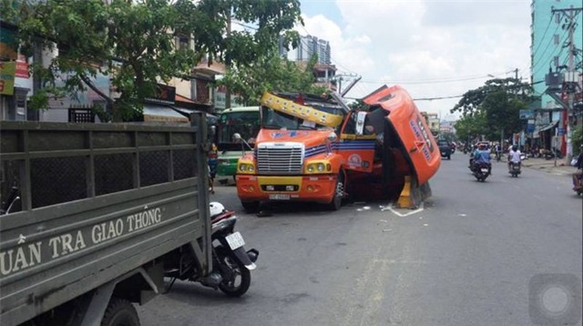 Hi hữu: Cuộn sắt đứt dây đè nát đầu xe container giữa đường - Ảnh 3.