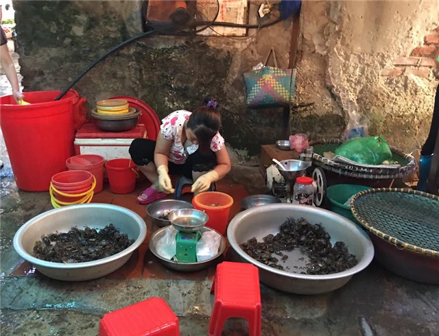 cua đồng, cua đồng ế ẩm, nắng nóng, cua đồng ế ẩm tại chợ, xếp hàng mua cua đồng