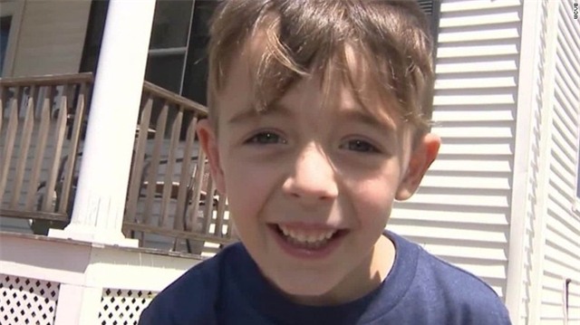 Cha lái xe vượt đèn đỏ, con trai gọi điện báo 911 - Ảnh 2.