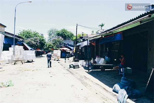 Những xóm trọ nghèo giữa trời 40 độ, hầm hập như cái lò thiêu! - Ảnh 1.