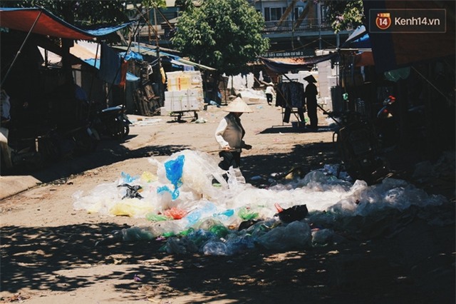Những xóm trọ nghèo giữa trời 40 độ, hầm hập như cái lò thiêu! - Ảnh 2.